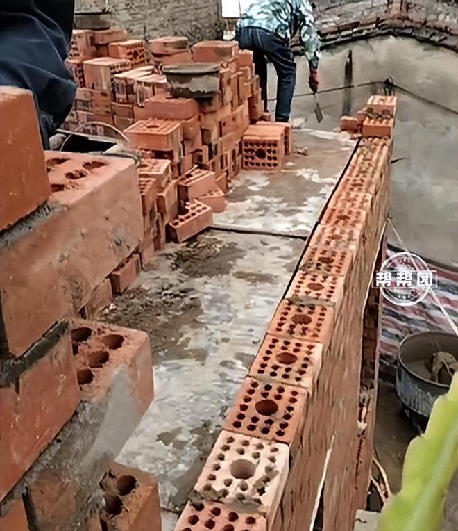 抢建一周成两层楼？邻居担心无地基危险，涉事村民：只是修缮